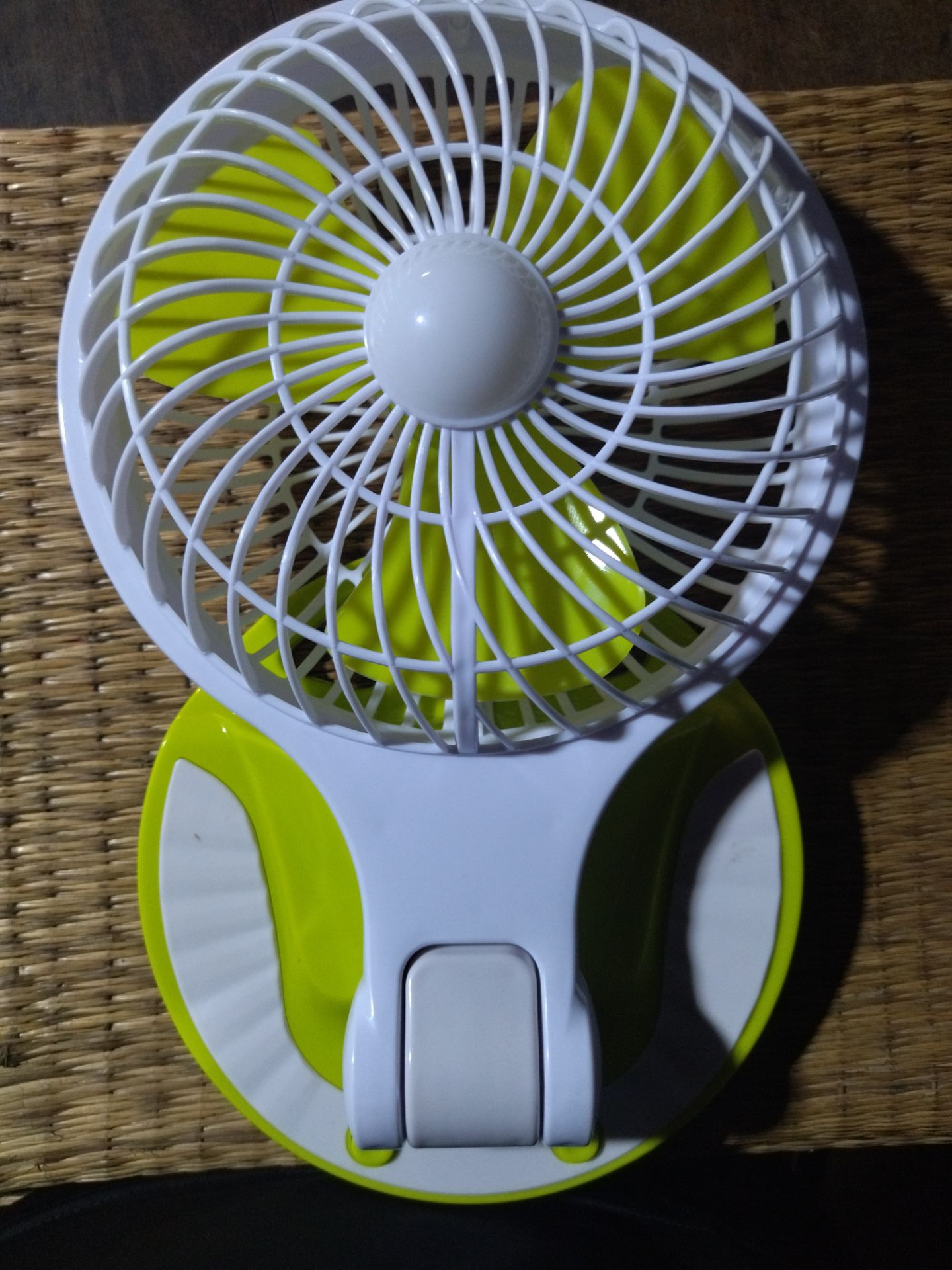 Quạt nhìn bề ngoài thì thấy hơi to, nhưng khi bật lên lại quạt hơi yếu. Nhưng được ở chỗ là có đèn nên tôi cho 3 sao.