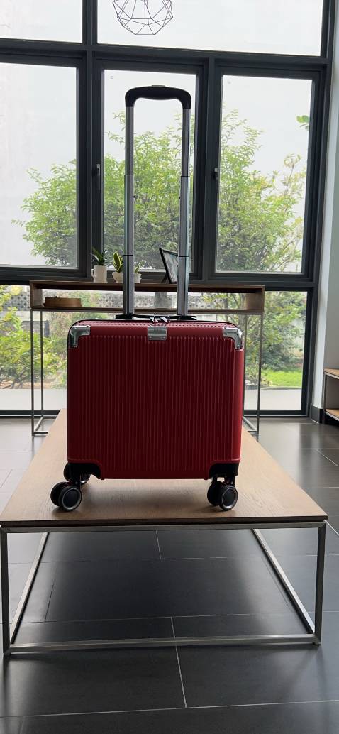 Giao hàng rất nhanh, vali thật còn đẹp hơn trong ảnh, rất chất lượng. Màu rất đẹp, sẽ ủng hộ tiếp. Vali nhỏ gọn thích hợp mang lên máy bay nhaaa