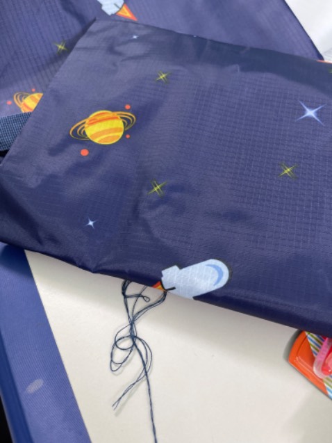 155k cho 3 túi. 
Giao hàng nhanh. Đóng gói hàng cẩn thận. 
Tuy nhiên sản phẩm may bị lỗi. 1 túi tuột chỉ như hình chụp
Túi kích thước rộng nhưng lại mỏng.