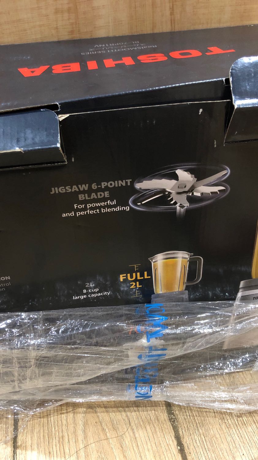 Mới mia về *** thử xay nước bưởi uống. Cối xay cực ra nước cực mượt luôn. Chất liệu nhựa đẹp khỏi chê. Cái lưỡi dao đc thiết kế úp ngược xuống dưới cực an toàn. Mình mua về hàinlongf quá trời