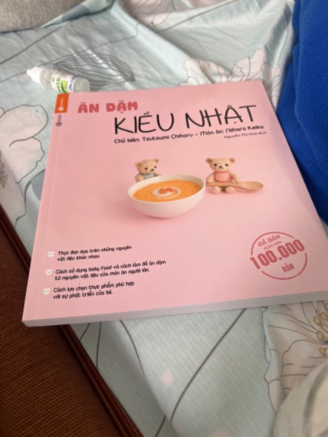 -Sách màu sắc bắt mắt, chất lượng in rất đẹp, trình bày nội dung rõ ràng kèm thực đơn gợi ý ăn dặm. Mình rất thích. 
-giao hàng cực nhanh HCM 2h là nhận dc.
-Có 1 số trang trình bày chữ bị nhỏ, đọc hơi ngán. 
-sách trên tiki rẻ hơn nhà sách, yên tâm sách gốc. Nên mua nhé