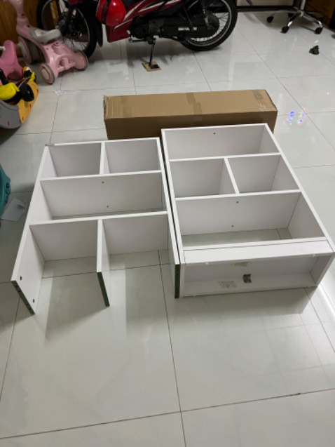 Kệ đẹp, ghép phần trên phần dưới khá chắc chắn
Lắp hơi cực tí, nhưng kệ đẹp nên rất hài lòng