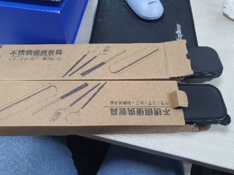 Mình đặt 2 bộ muỗng đũa màu tím, shop giao 2 bộ màu đen, rấy ư là bực bội.