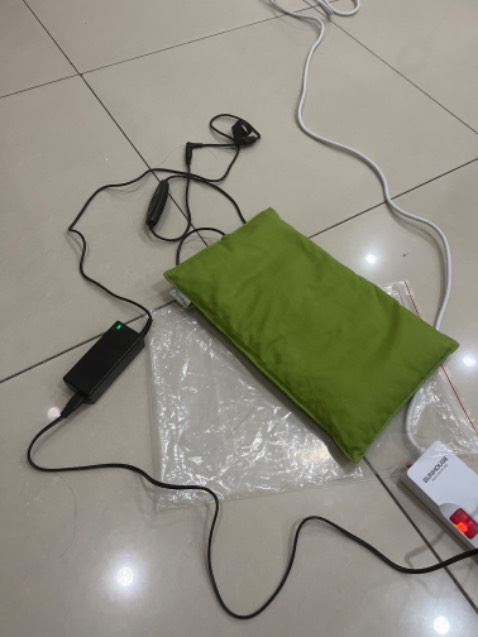 Gối kg nóng, tôi đã cắm rất lâu mà độ nóng rất yếu. Lần trước tôi mua 1 cái thì hệ thống làm nóng rất tốt. Cần liên hệ để đổi lại sản phẩm