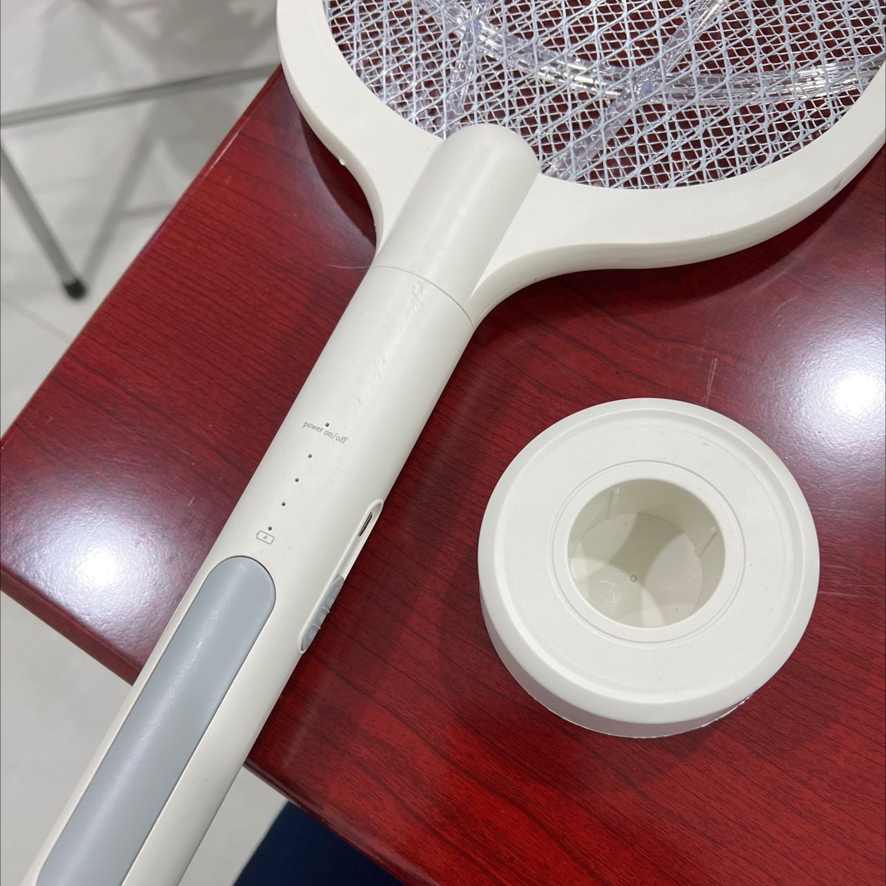 Đế không sạc như hình hay bài viêtd chi tiết. Tiki làm ăn ko uy tín, trước mua máy lọc nước cũng ko giống như bài viết.
Không kiểm tra nhà sản xuất viết. 
*** quá