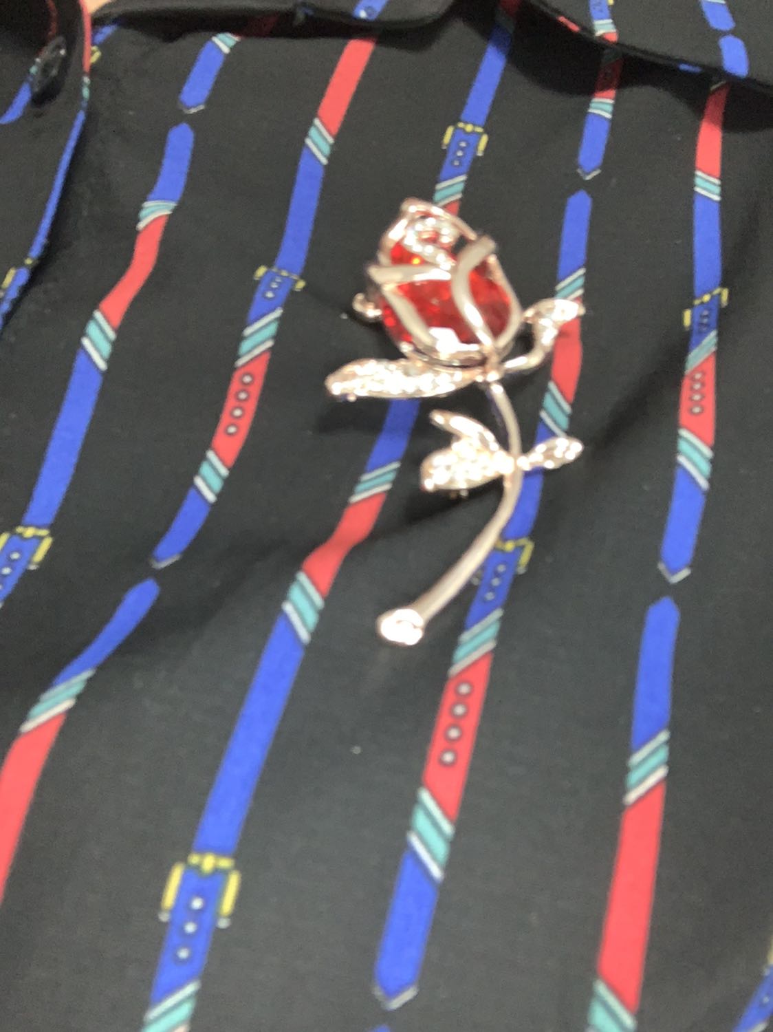 Đẹp, chất lượng giống như mô tả, nhẹ nhàng không trì áo