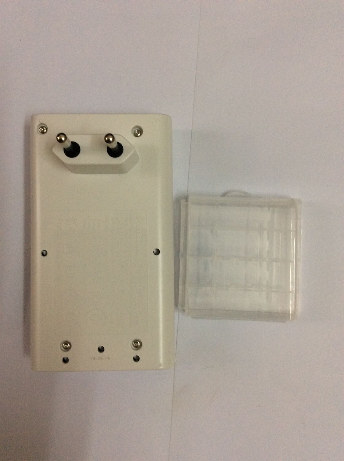 * Về Tiki: giao hàng nhanh, đóng gói cẩn thận, nhân viên giao hàng cũng rất thân thiện
* Về Bộ sạc nhanh Eneloop Panasonic: 
      - Gọn nhẹ, tiện dụng nhưng nếu chân cắm điện của sạc mà thu gọn vào được thì tốt hơn
      - Đã dùng thử pin cho micro hát karaoke thì thời gian sử dụng của pin Eneloop rất tốt, sau khi dùng cắm lại vào bộ sạc thì thời gian sạc quả thực rất nhanh
Kết luận: đáng để đầu tư, bỏ một số tiền ban đầu hơi cao một chút ( 720k) nhưng có thể sạc để dùng được hàng nghìn lần thì tính ra rất rẻ và lại thân thiện với môi trường!