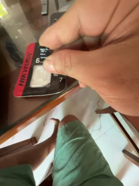 Mua 2 cái thẻ 64Gb, một thẻ bị lỗi, gắn vào camera không định dạng được, gắn vào điện thoại chỉ hiện lên 1.8Gb, định dạng cũng không đươc. lắp máy tính cũng chỉ hiện 1.8Gb, định dạng không được luôn. Yêu cầu đổi thẻ khác