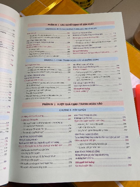 Sách hay, sinh động, ví dụ thực tế dễ hiểu mặc dù học trong trường rồi nhưng về bản chất vẫn mơ hồ đọc cuốn này hiểu rõ hơn về cách vận hành xã hội. Ai còn sinh viên hoặc mới ra trường nên mua về đọc nhé