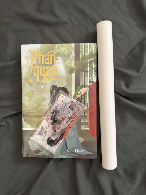 Giao nhanh. Sách còn y nguyên, không bị quăn hay móp méo. Nội dung thì mọi người có thể tìm trên mạng. Đây là tập 2, còn tập 3 nữa

Mình thấy bản trên web lâu rồi nhưng may là chưa đọc vì mình thích cầm sách đọc hơn và cũng muốn ủng hộ tác giả.

Bản đặc biệt tặng kèm standee và tranh (sách bản đặc biệt không phải là bìa cứng)