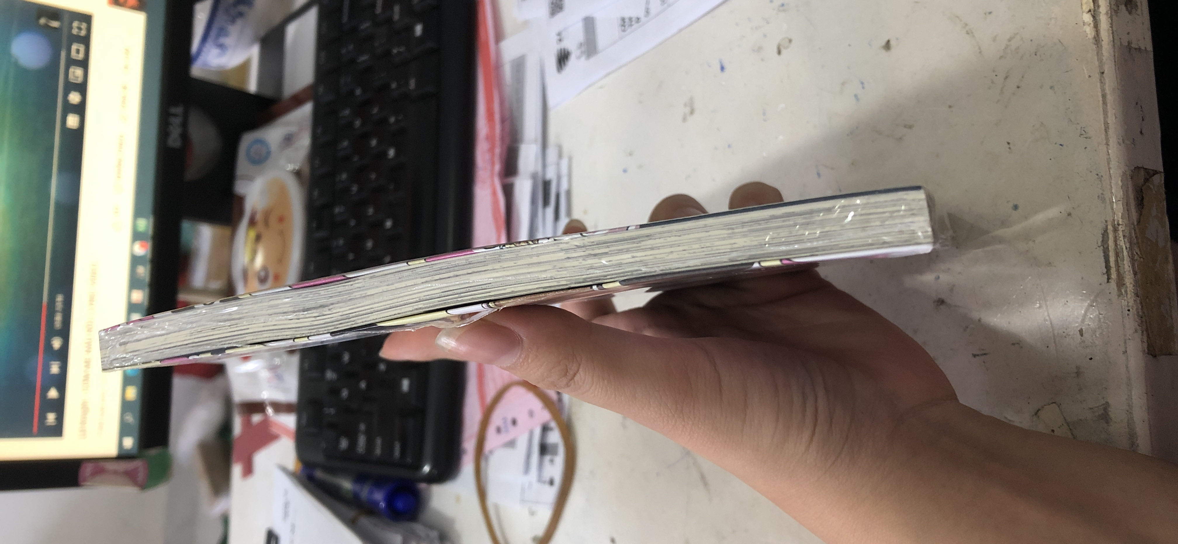 Cuốn truyện có chút ét mà bỏ vô hộp carton đúng to 😀 nên khi vận chuyên xộc xệch bung seal và cong viền truyện, đã xác định đặt trên tiki nên cũng chuẩn bị trước tâm lí rùi nhưng vẫn xót 🥲