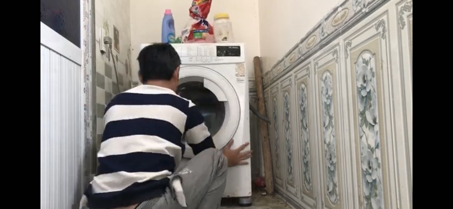 Kê được cái chân lên cái thấy nhẹ cả người, kiểu cứ lo bị điện giật, kê lên thấy yên tâm mà vệ sinh gầm máy dễ dơn