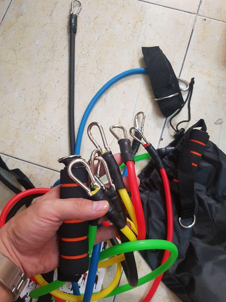 Giao hàng rất nhanh , đầy đủ phụ kiện như hình , đặc biệt móc to và chắc chắn hơn hẳn mấy sản phẩm rẻ tiền . Dây kéo chắc chắn , đàn hồi tốt , thích hợp tập nhiều bài gym ở nhà , tiện lợi