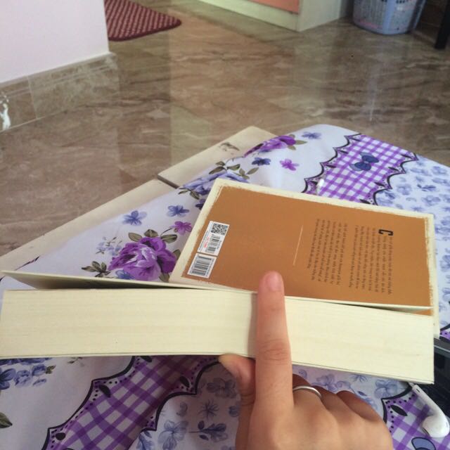 Sách của Ẻnich Maria Remarque mình đã đọc qua 3 cuốn và quyển nào cũng hay. Chuyện kể rất chân thực và sống động , còn về giao hàng thì đóng gói cẩn thận và có chống sốc. Vận chuyển đúng hẹn 🤩🤩🤩