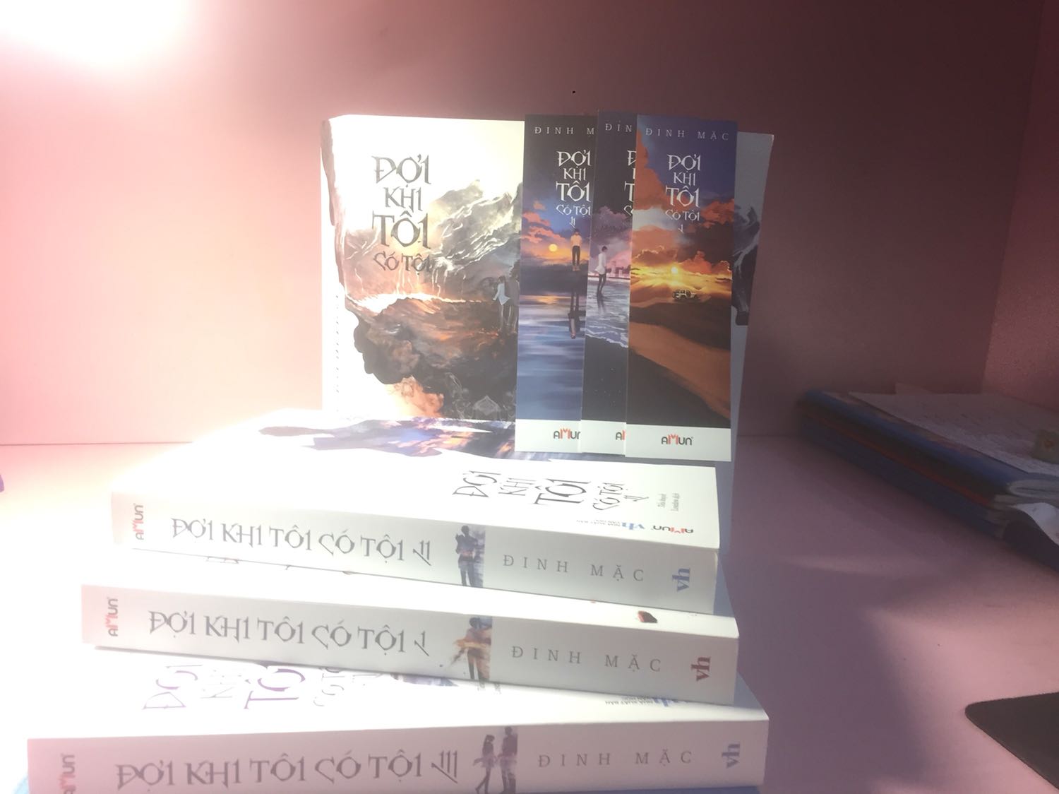 Giao hàng đúng thời hạn, đóng gói hơi sơ sài nên sách bị cấn một số góc của boxet nhưng sách bên trong vẫn ok. Truyện của Đinh Mặc thì lúc nào cũng đỉnh rồi, mua cuốn này về để sưu tầm vì đọc xong trên mạng quá hayy. Tiếc là lỡ mất cái thư tay của tác giả, rầu ghee