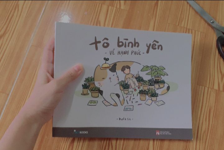 Sách ok lắm nè, giấy dày dặn hình dễ thương. Coi rv lâu rùi mà giờ mới mua. Đánh giá 5 sao vì anh shipper nha ? đẹp zai dễ thương xỉu a giao hàng cũng nhanh nữa. Bạn nào chưa hình dung được sách to sao thì nhìn tay mình nha, thuộc dạng trung bình nhỏ nhưng nói chung sách cũng to á