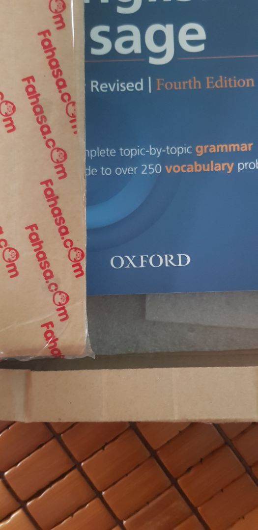 sách đẹp, rất đáng tiền, giá chỉ tương đương 1 cuốn từ điển cambridge mua cách đây gần 10 năm.nội dung đầy đủ cập nhật.  cuốn  ngữ pháp của Thomson và Martinet bản đã cũ nên cuốn này đúng là một sự thay thế tuyệt vời