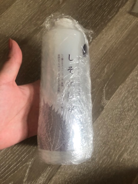 Giao nhanh 2h. Đóng gói bọc bao rất kĩ. Date mới. Lần đầu mua dùng nên cần thời gian sử dụng. Mùi rất rất nhẹ nếu mở nắp ngửi kĩ. Thơm dịu, thoảng chứ không nồng. Thoa lên da (mình thuộc da yếu-đang treatment- nhạy cảm ) không ngứa, không kích ứng.