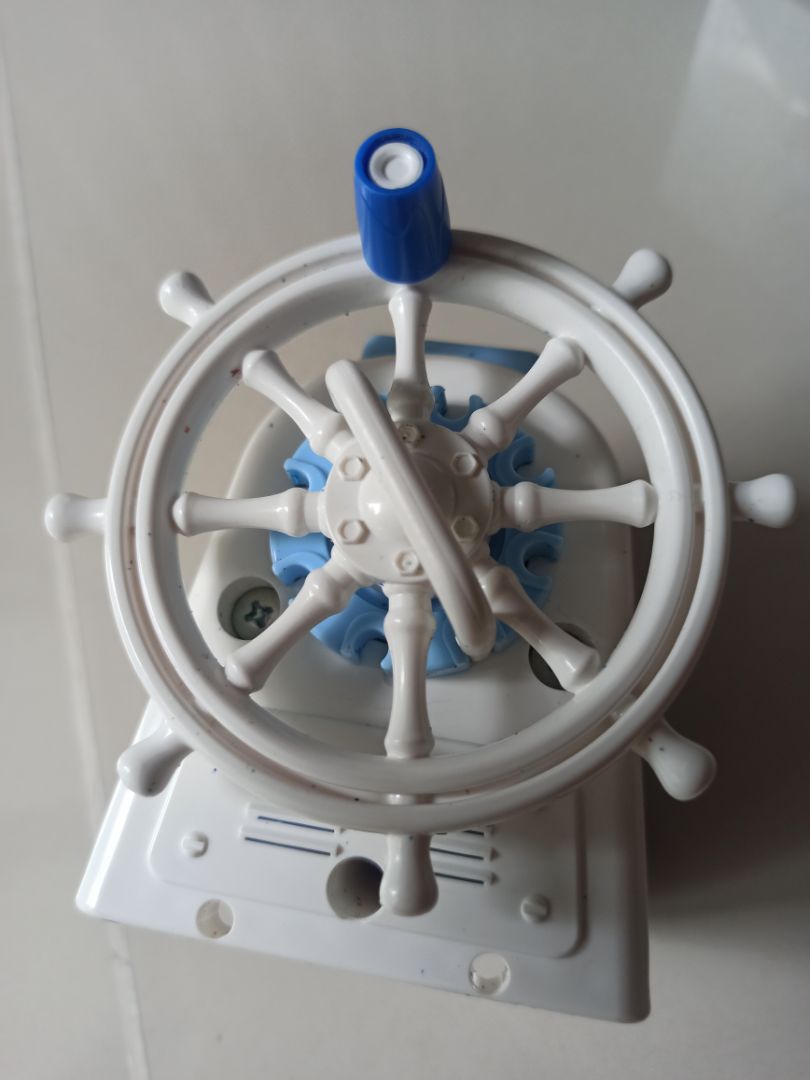 có dụng cụ tháo dao để vsinh bên trong, rất dể gọt,  bé 3,4 tuổi có thể tự làm đc