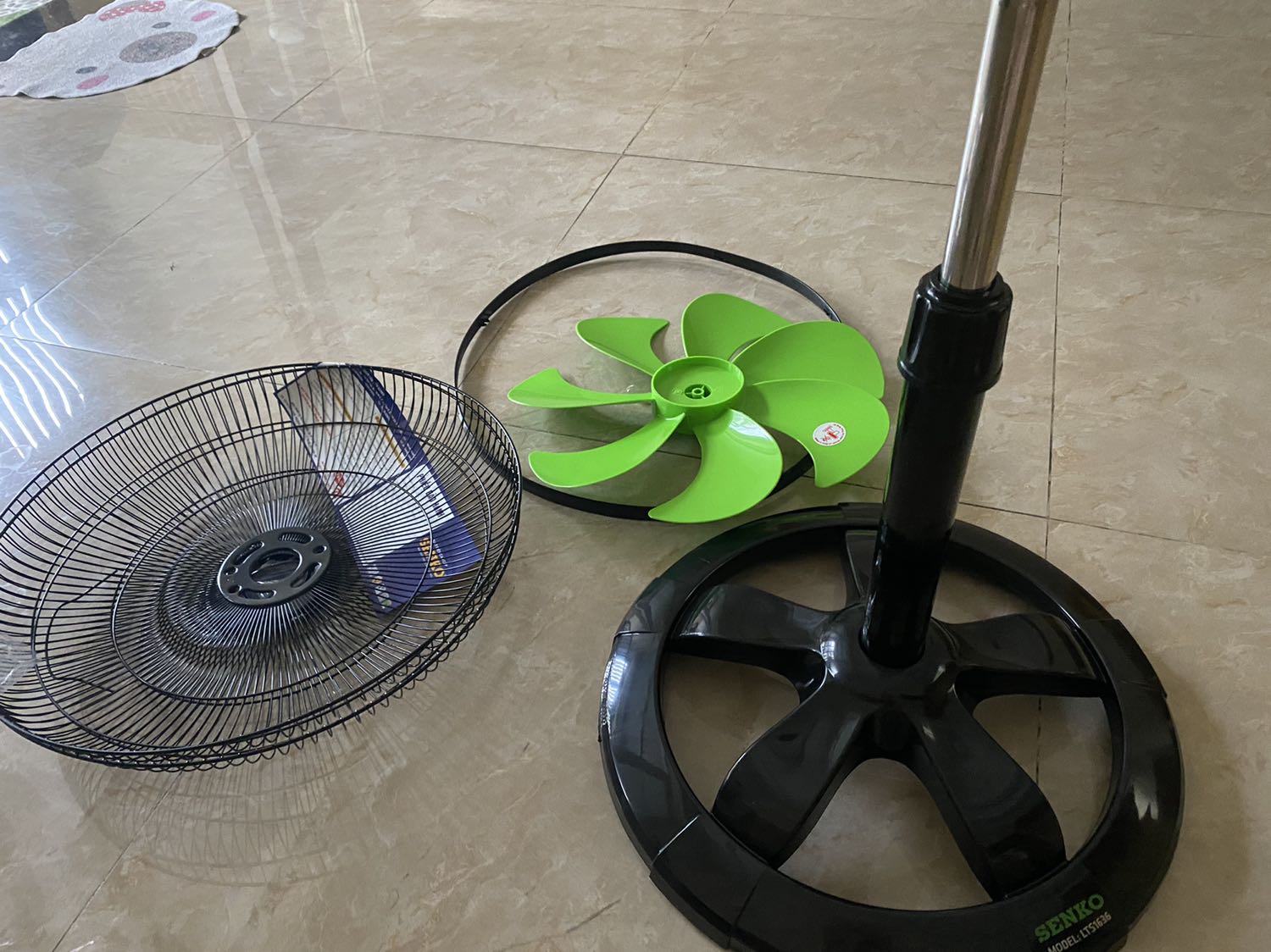 Giao đủ bộ phận, gói hàng cẩn thận, quạt dễ lắp ráp, có cả phiếu bảo hành 1 năm của Senko lẫn tem bảo hành của shop dán trên thân quạt ghi rõ ngày tháng năm và thông tin liên hệ.

Quạt chạy mạnh nên hơi có tiếng ùuuuu mỗi khi chạu, chọn mức nhỏ nhất vẫn rất mát. Nút vặn chọn mức quạt, nút bấm chế độ quay xung quanh, ổ khớp điều chỉnh chiều cao đều hoạt động tốt! Về độ bền thì mới mua lần đầu nên chưa biết.

Nói chung trải nghiệm hiện tại của mình về sản phẩm rất tốt!