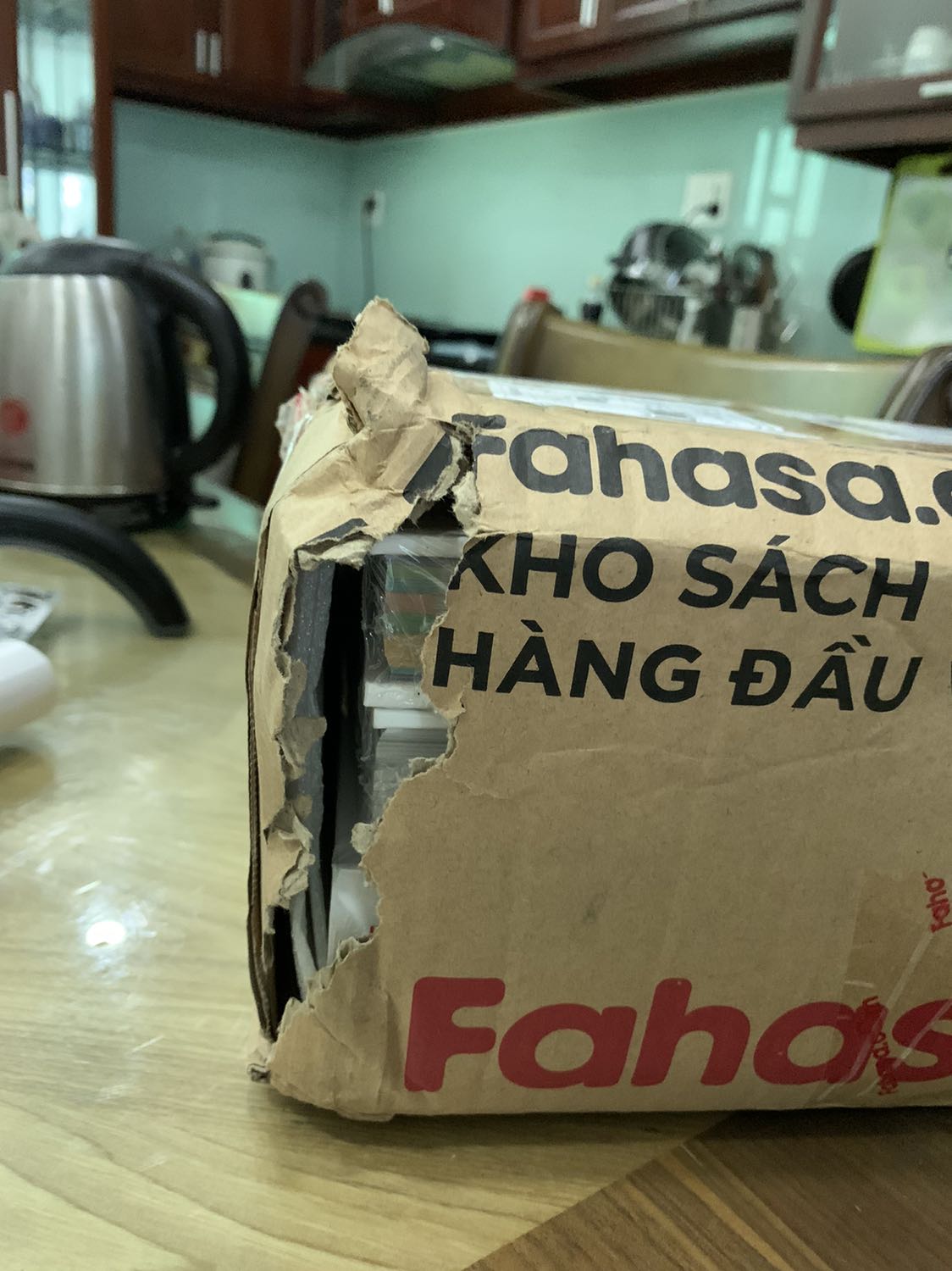 Hộp đóng hàng thì bị rách như bị quăng quật làm sách bên trong cũng móp theo. Mình đặt mua ở Fahasa vì hy vọng nhà sách sẽ không làm móp méo sách nhưng lần này thật thất vọng, giá trị quyển sách không hề rẻ. Nội dung sách thì xuất sắc rồi.