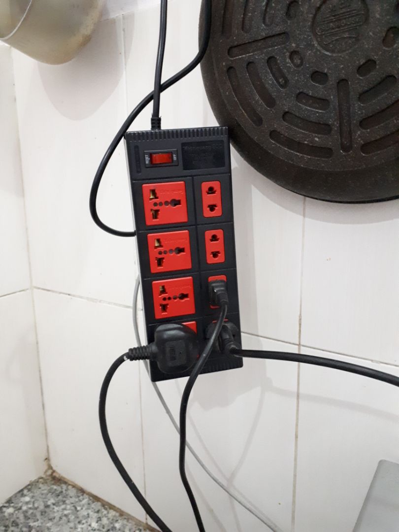hàng chính hãng. sp rất tốt. công suất tối đa của ổ cắm là 2500W (bổ sung thêm cho ai cần để tham khảo, vì trong phần chi tiết sp ko đề cập đến công suất có thể tải tối đa của ổ cắm là bnhieu)