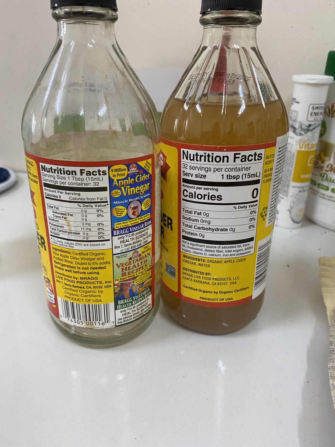 Mẫu mã khác có thể là khác lô sản xuất nhưng điều khiến mình phân vân nhất là giấm trong và ko có con giấm như chai cũ của mình. Trước mua shop khác thấy shop này organic với lượt mua nhiều nên mua thử. Giờ chả biết làm sao