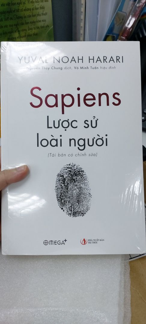 Rất thích cách đóng gói của fahasha có miếnv mút xốp gói lại để không hư góc sách. tiki nên cải thiện như cách đóng gói của fahasha chat luong khi vận chuyển sách sẽ tot hon hạn chế hư gáy sách hoặc dơ sách. cách gói sách của tiki lun nhét 1 đóng giấy phía trên sách làm vậy tách dụng đc gì?