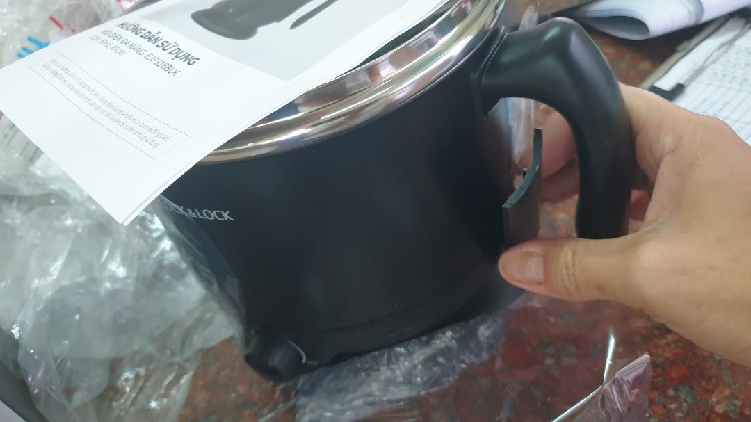 Mới nhận hàng ko cho kiểm tra, vừa mở bịch ra tay cầm của nồi bị vỡ, mua tưởng đâu xài liền được nào ngờ nồi bên tiki giao cho mình bị gẫy phần tay cầm buồn ghê, nồi đó mình rất thích nhưng bị gẫy làm mình phải chờ đổi lại