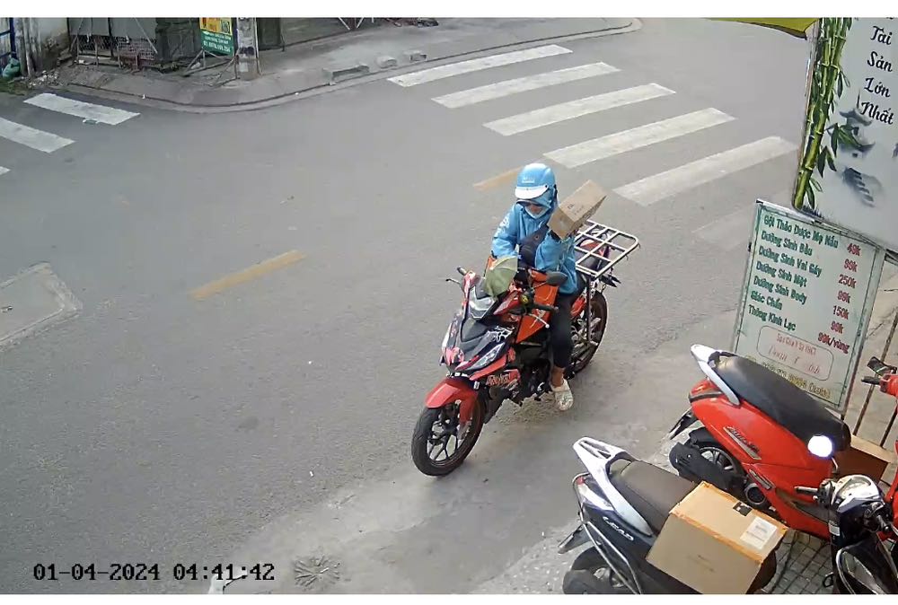 Sp thi ok roi, nhưng ko bao giờ mua hàng của tiki nữa vì đây là cách nhân viên tiki giao hàng . Đứng ngoài bắt ngừoi nhận chạy ra lấy . Ko chịu đưa hàng cho coi ma 1-2 đòi ck tiền xong đi roi ra lấy hàng ( nguyên nhân là buổi sáng mình đi châm cứu, châm cứu thì kim từ đầu tới tay tới chân, nên ko thể nao mình cầm dt và đang đau nữa, 9h 40 tới bất ngờ gọi mình ko dc kêu nv mình pải nhận hàng, rồi hù huỷ đơn , trong khi nv của mình gọi đt mình cung ko thể nghe máy vì mình đang châm cứu mà. Nv mình kêu chiều giao lại thi nói đơn này xa đi cực lắm, ko nhận thì huỷ đơn, nhân viên mình ko dám nhận vì đã từng bị *** đảo giao hàng thu hộ nhưng mình ko mua hàng, nên các bạn ko dám trả. Châm cứu xong 10h30 mình goih lại nói sao đi giao hàng ko goih trước mà tới đột xuất roi bắt ngừoi ta pai nhận bằng được mặc dù ngừoi đó ko pai ngừoi mua hang? Thi kêu la ngày đi trăm đơn rảnh đâu ma gọi trước, roi minh hỏi giao ko dc hù huỷ nua, ok huỷ đi, nhưng ko huỷ mà chiều giao lại, với thái độ như vậy đó .