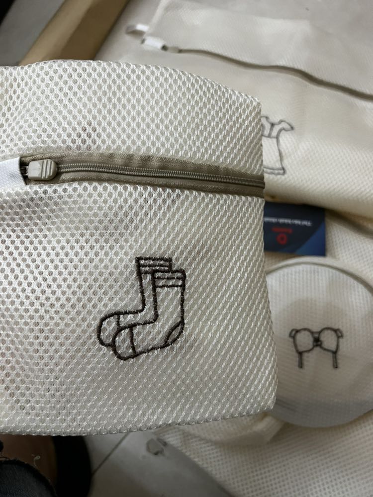 Sản phẩm ngoài đời màu xinhh lắm ý kiểu tone pastel nhè nhẹ. Vải dạng lưới khá mềm và dai mình có thử giặt mấy lần rồi mà thấy chất vải vẫn vậy không bị bai nhão. Set hẳn 6 túi nên chia đồ khá okk nhưng vì lười nên mình chỉ dùng 4 túi chính á hii. Đợt mình săn được sale nên giá khá mềm vượt qua với chất lượng sản phẩm. Nhưng giao hàng hơi lâu mình đặt phải 3-4 hôm mới về chắc do mình ở ngoại thành với trong đợt sale nên vậy. Nói chung là cho shop 10đ nhaa lần sau ủng hộ tiếpp