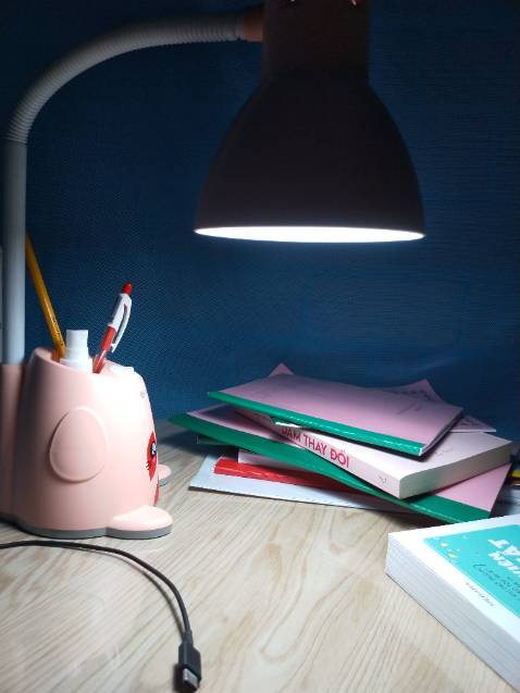 Mua 2 đèn hết 3 trăm. Giao chậm lắm. Hãng cần chú ý hơn. 2 màu khác nhau. Cốc cắm bút được nhìu. Thân đèn dài, đèn chụp. Ánh sáng trắng không vàng dịu đâu. Không biết có ảnh hưởng mắt hay không nữa.