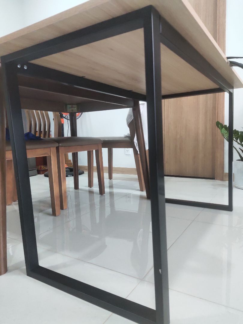 Gãy mất 1 chốt bắt vít, mặt bàn tốt, toàn bộ khung sắt, sắt hơi mỏng.