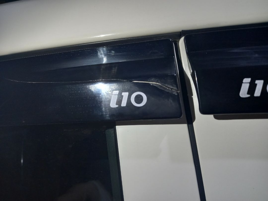 vè mưa bị nứt . có lẻ 02 miếng sau tôi mua vì mua hết 04 miếng thì thừa . Thanks.