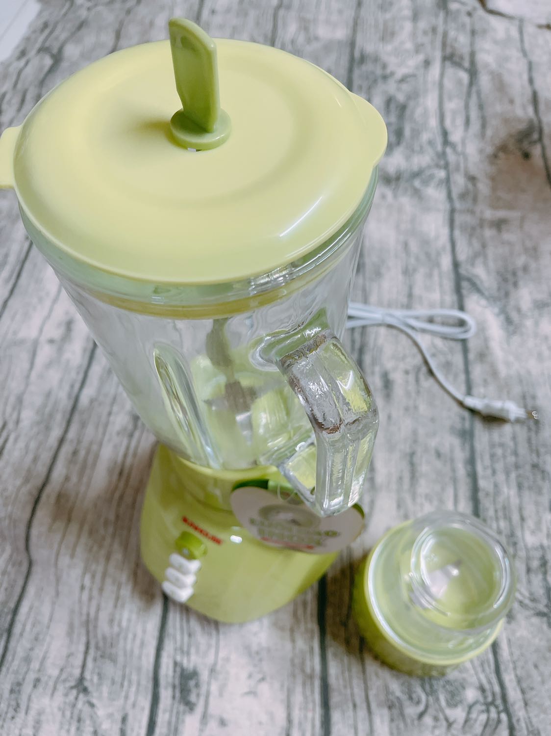 Tiki đóng gói siêu cẩn thận, lúc nhận hàng mình phải vất vả lắm mới tháo được lớp bao bảo vệ bên ngoài. 😂
Màu xanh lá của cối ở ngoài đẹp hơn trên hình nhiều, do mình chụp app nên màu hơi nhạt xíu xiu, phần thân máy cũng chắc chắn hơn so với máy cũ mình từng dùng. Công suất mạnh, tiếng không quá ồn, hôm nay mình khai trương xay sầu riêng để làm kem. Cảm ơn Tiki. ❤️