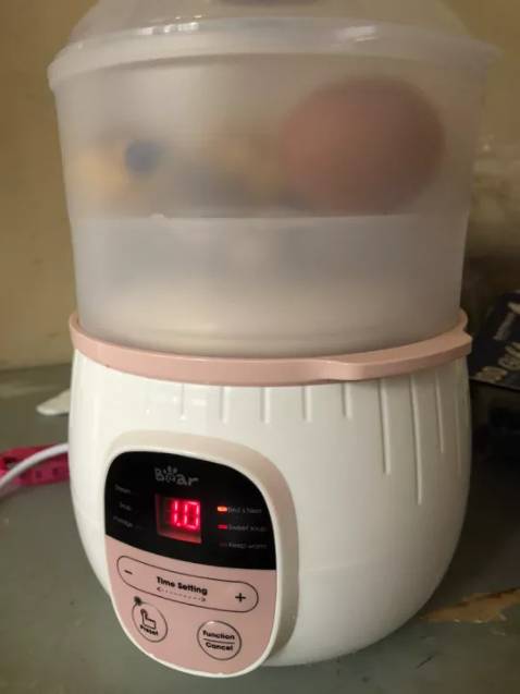 Nồi nhỏ xinh xinh nhưng chắc chắn, vừa nấu vừa hấp nên rất tiện còn dc tặng thêm đế lót nồi, mình nấu thử 2 bữa thấy rất ok. Thẻ bảo hành và sách hướng dẫn đầy đủ. Giao hàng nhanh, shop nhiệt tình. Rất là hài lòng