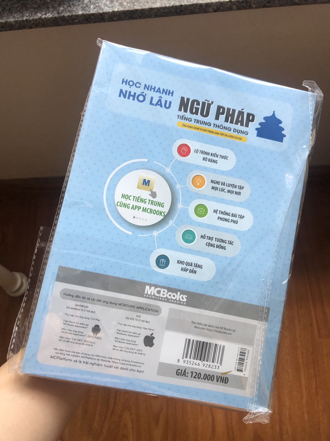 Mình đánh giá 5 sao cho đóng gói, chất lượng giấy và Tiki giao hàng nhanh. Riêng về nội dung sách, phần Ngữ pháp, mình thấy trình bày có vẻ hơi ít, có vẻ là "thông dụng" nên ko kỹ lắm. Cuốn từ vựng thì tạm ổn, vì từ trong mỗi bài có chia theo sơ đồ tư duy nhưng còn hơi khó để nhớ để học. Nêu có phần hdan học thì sẽ ok hơn.