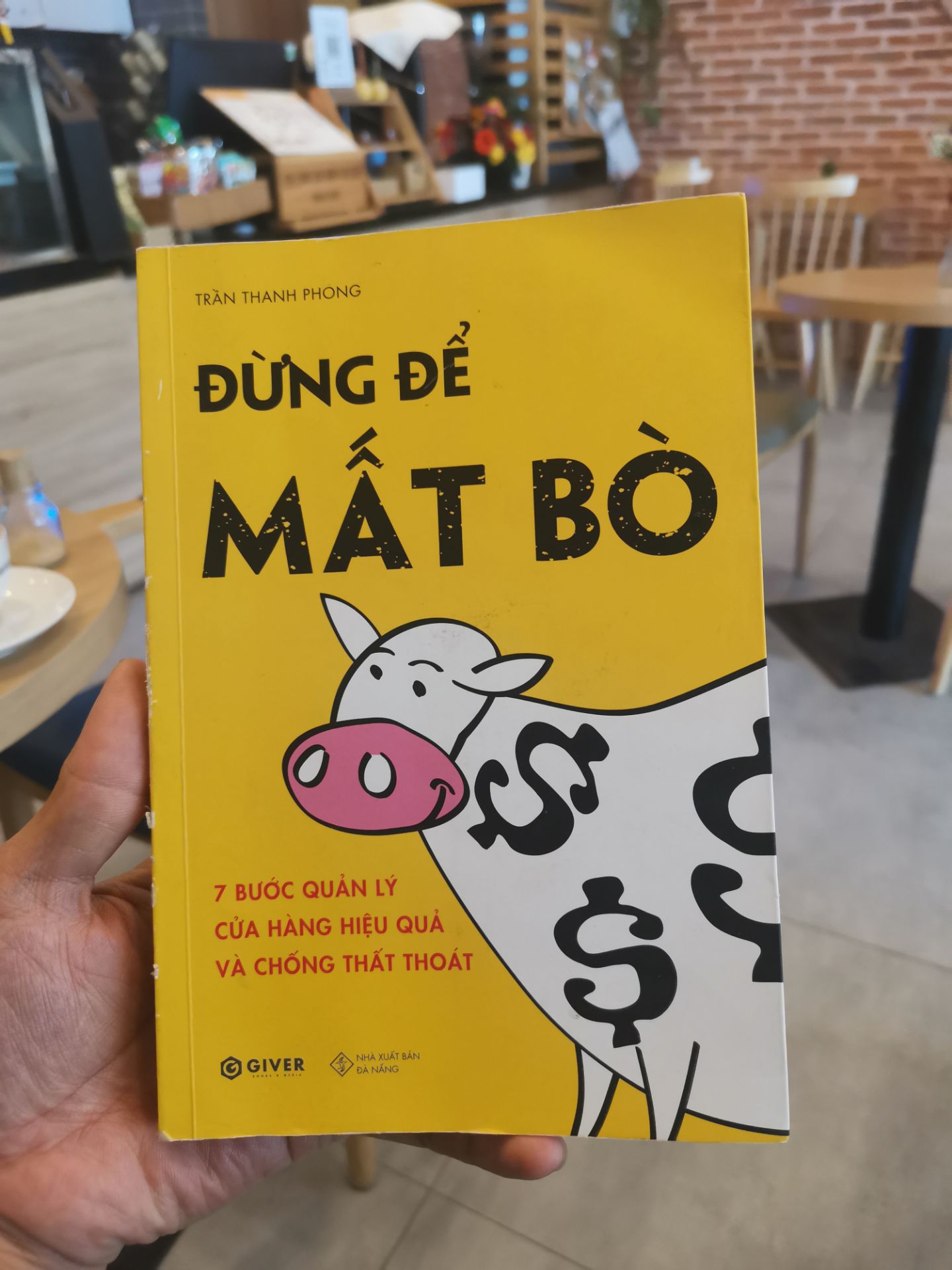 Cuốn sách này đã mô tả rất khái quát các vấn đề thất thoát trong quá trình kinh doanh và làm mình cũng bị cuốn vào hành trình chăm bò để rồi tìm cách giữ bò. 

Rất bổ ích cho những bạn chập chững trên giai đoạn khởi nghiệp, hầu hết là những trải nghiệm hết sức thực tế giúp mình có cái nhìn tổng quan hơn cho những ai đang có ý định kinh doanh.

Cảm ơn anh Trần Thanh Phong với combo sách đầy ý nghĩa!