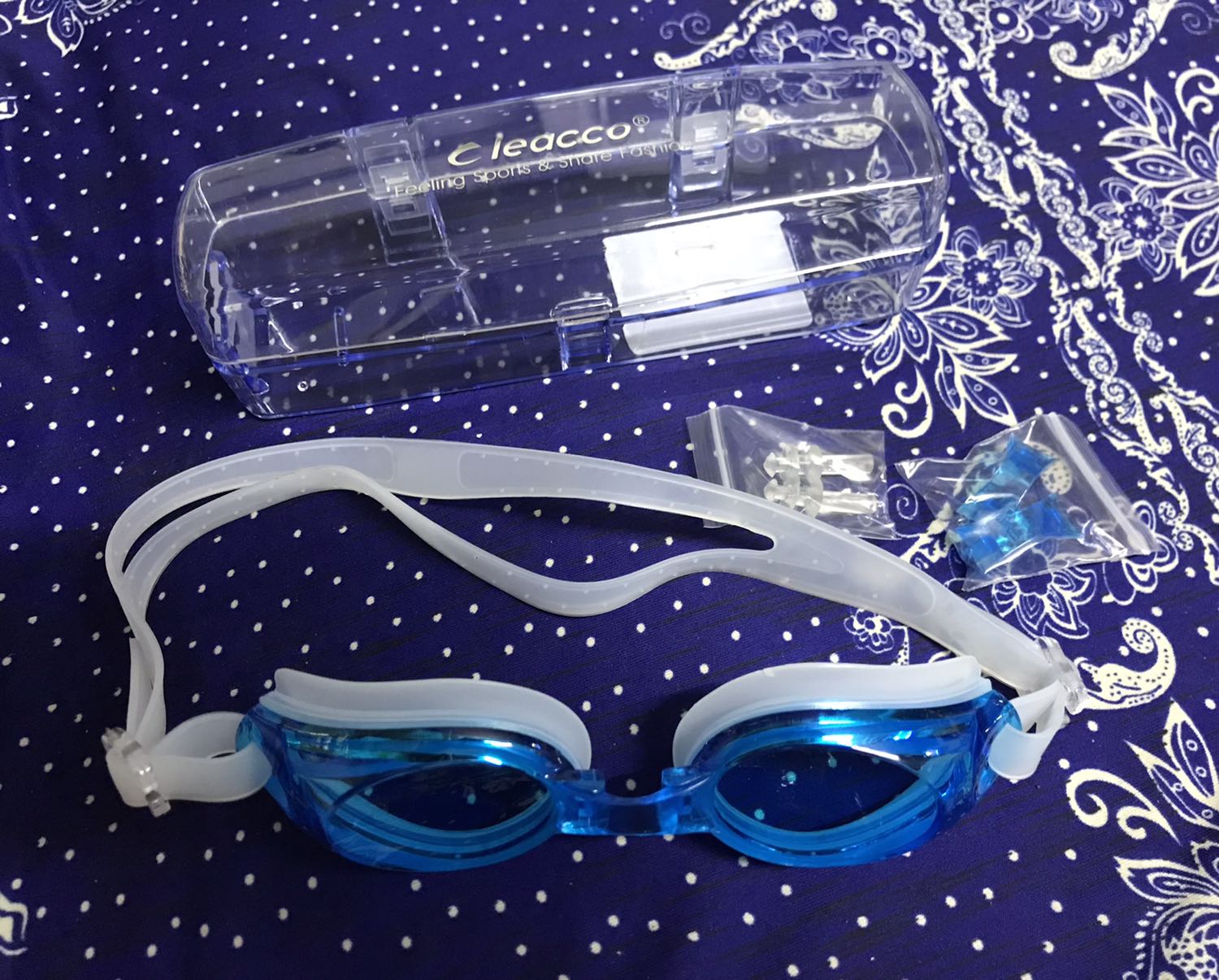 Đẹp, thời trang, và… SIÊU RẺ.

Tròng kiếng sáng xanh, trong suốt như pha lê, nhìn rõ ràng và cực êm mắt.

Viền cao xu mềm, đàn hồi, ôm mắt cực kín kẽ. Nước không thể lọt vô.

Dây đeo chắc mềm, có chế độ điều chỉnh vừa các vòng đầu của người châu Á, châu Âu.

Tiki ship đúng hẹn, hàng mới coong còn seal.

Đã đeo thử. Chỉ 1 từ: XUẤT SẮC