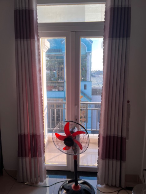 Mua lan 2. Giảm sáng tốt đỡ chói. Nhiệt độ sau kính thì bề mặt tiếp súc sẽ giảm. Kính ko rõ. Khi dán nên 2 người sẽ tốt nhé mn. 1 ng dán lúc kéo keo phải cẩn thận