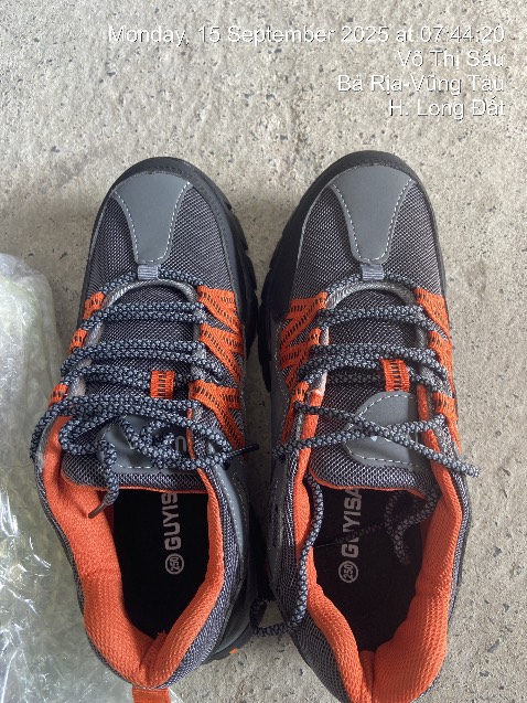 Shop giao hàng lộn giày 2 chiếc nằm bên trái hết mang kiểu gì.