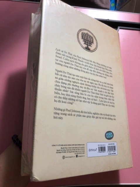 Mặc dù quyển này mình có thể đọc bản ebook nhưng vẫn thích mua sách in, cảm giác lật sách không thể thay thế được. Chất giấy rất tốt, mịn, màu vàng dịu mắt, khổ chữ to rõ lại sắc nét đều màu. Những ai muốn tìm hiểu về dân tộc Do Thái nên tìm đọc tủ sách Israel. Đương nhiên lỗi đáng máy khó lòng tránh khỏi.