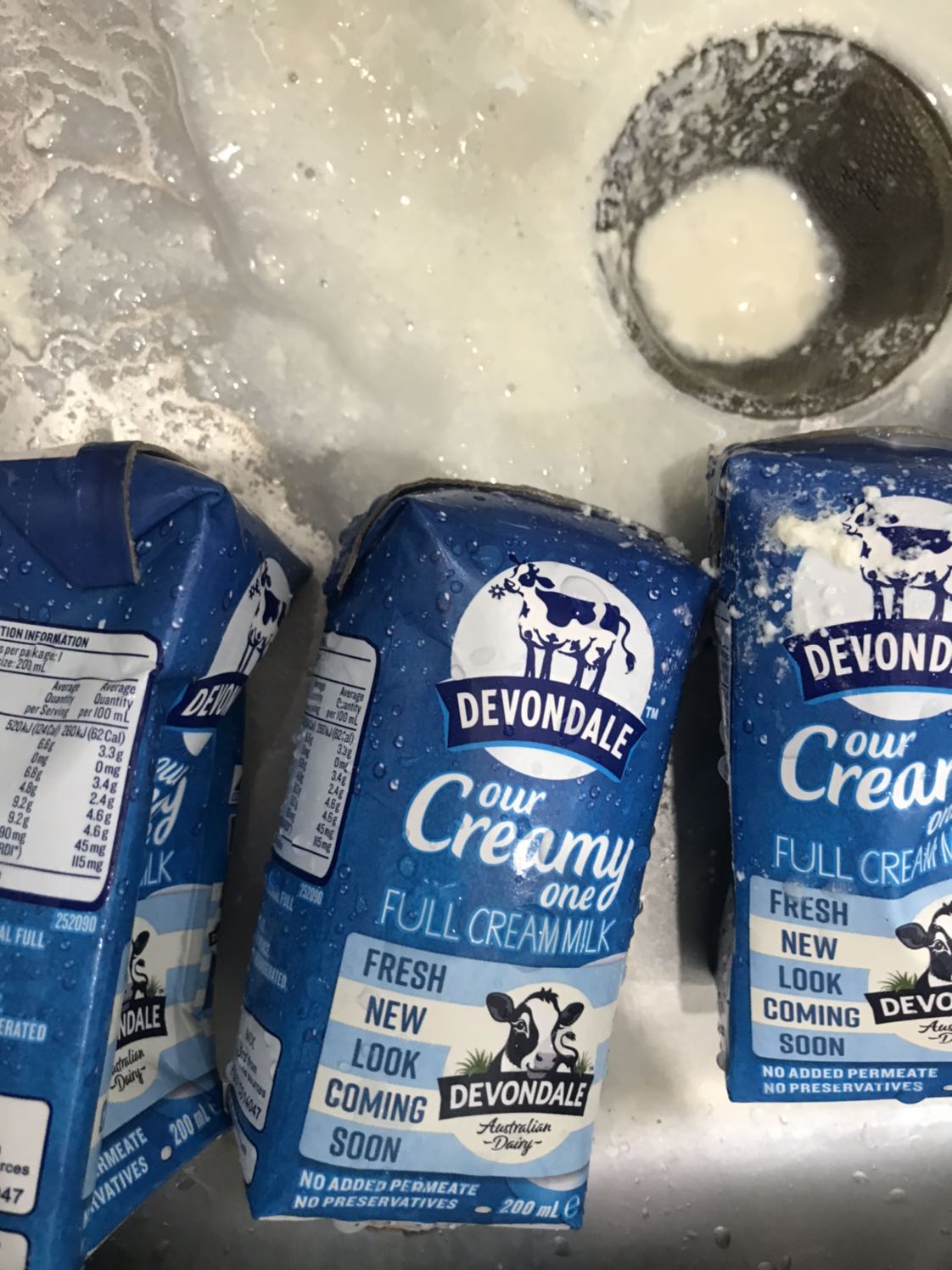 Mình mua sữa này rất nhiều lần rồi, nhưng mua của Tiki Trading và Thành Thuận Thiên, lần nay mua của Bách Hoá Xanh thì sữa bị như vầy!
Nguyên thùng 4 lốc thì có 2 lốc sữa bị đổ ra ngoài, hộp nào cũng có mùi chua, hôi, hộp bị phồng to, sữa bên trong thì vón cục mà hạn sử dụng còn lâu, đến 19/08! 
Cảm thấy rất lo ngại không dám cho bé uống những hộp còn lại!
Bé nhà mình mới hơn 2 tuổi, uống sữa này cả năm nay đều mua trên Tiki, chắc mai mốt ra siêu thị mua cho an tâm.
Mà sữa lần này vỏ hộp cũng khác!!!