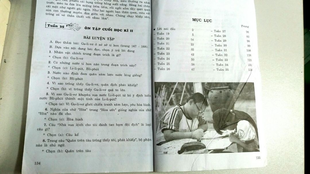 Sách bị dơ , quăn góc , nhăn ở vài trang cuối , giống như bị dẫm đạp lên sách.