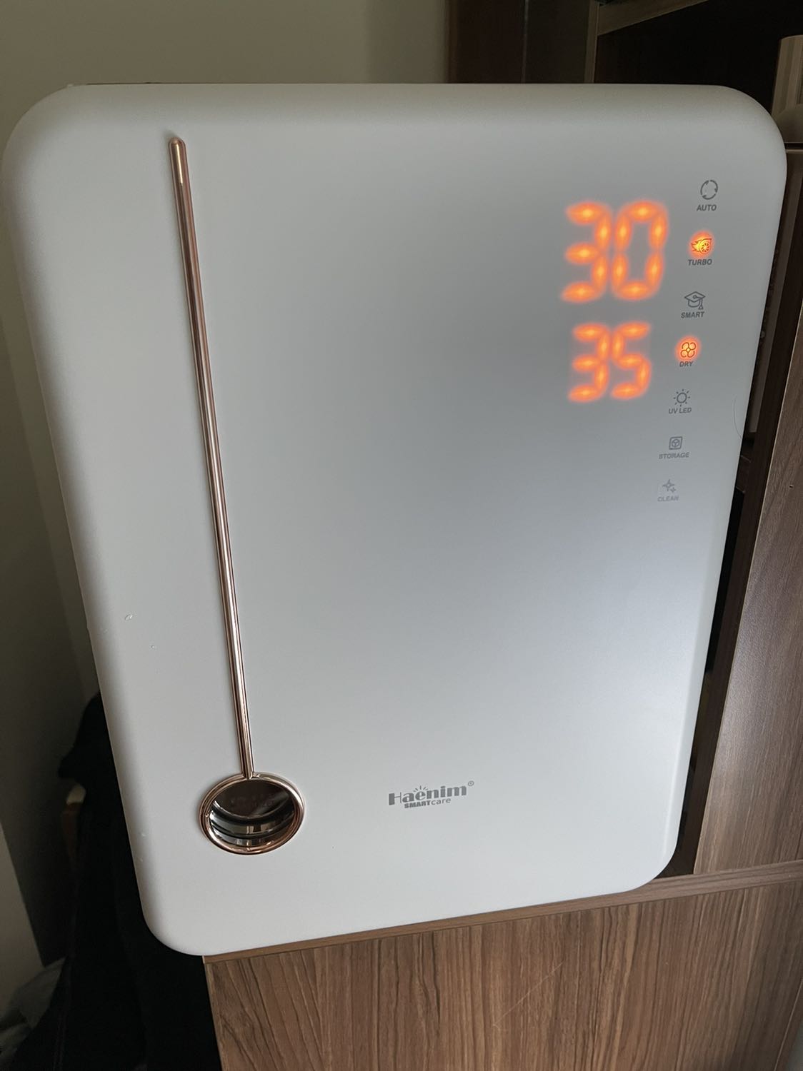 Máy làm khô bằng hồng ngoại và thông gió, diệt khuẩn bằng đèn uv khá ok. Tuy nhiên shop gửi thiếu móc treo. Kích thước máy không to lắm mọi người lên đọc kích thước trong phần mô tả để phù hợp nhu cầu và cân đối chỗ để. Chức năng máy tiện dụng dễ dùng.