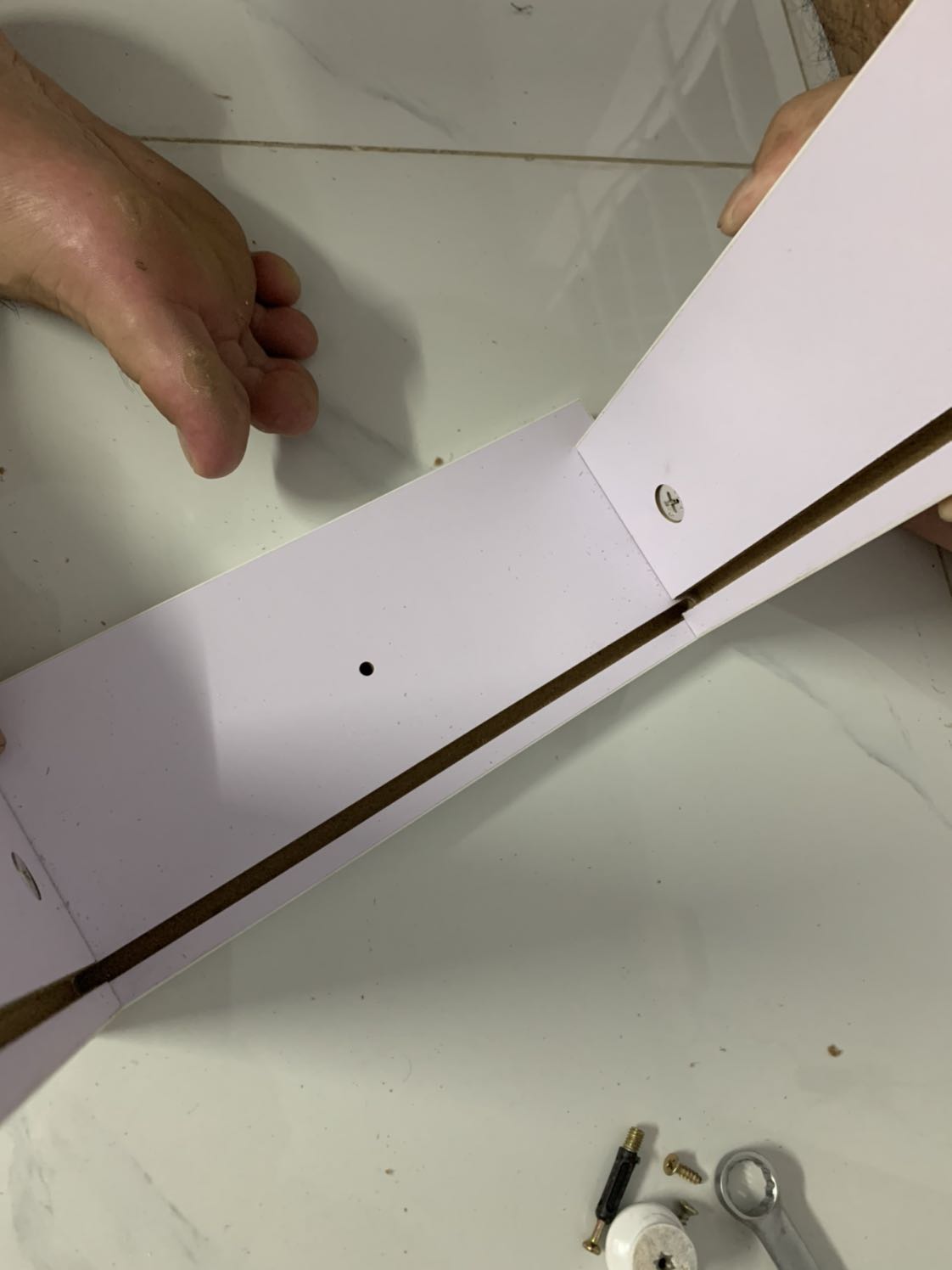 Tấm đế hộc shop cắt kích thước ko đúng nên ko lắp hộc được. Đang đợi shop phản hồi. Trước mua bàn và kệ sách thấy ưng ý nhưng lần này hơi thất vọng.