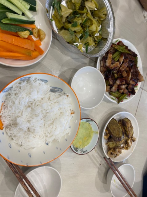 Nồi rộng, nướng ngon hơn nhiều so với nồi chiên nội địa khác (trước mình mua một cái 5 lit đâu đó 1tr nhưng nướng chán lắm, nhưng cái này ưng thực sự), rất to nha mn. To lắm, vệ sinh hơi mệt. Nhưng được cái ngon, bữa mua được chai nước chấm ớt xanh ngon quá nên mua nồi về để nướng thịt ăn kèm đó, nhưng ngon hơn cả tưởng tượng. =)))))))) nói chung là tiền nào của nấy.