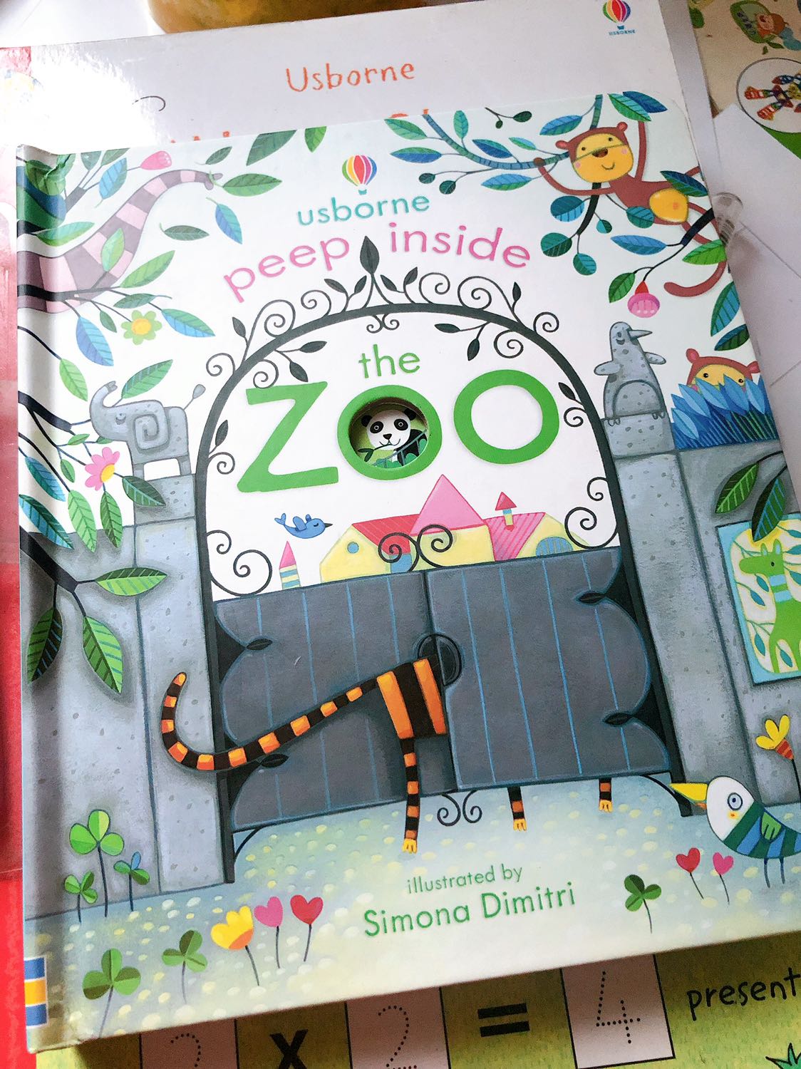 Sách đẹp, nhưng bị lưu kho để bụi quá mình lại phải lau cho sạch. Nội dung sách hấp dẫn ạ.