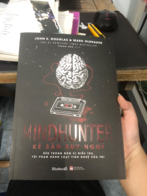gần nửa đầu cuốn chủ yếu là cung cách làm việc của sở bên đó, những khó khăn trong công việc của tác giả, tầm quan trọng trong việc nghiên cứu tâm lí và hành vi tội phạm, và được kể những ví dụ trong các vụ án thực mà tác giả được nghe kể lại hoặc chính thức trải qua. Nhưng từ phía sau các vụ án, cách xử lý ngày càng cuốn hơn, nói chung đáng đọc.
ngoại quan sách to, giấy ok, giao cho mình không bị tổn hại gì. Sách dày và đọc hơi lâu nha mn :v