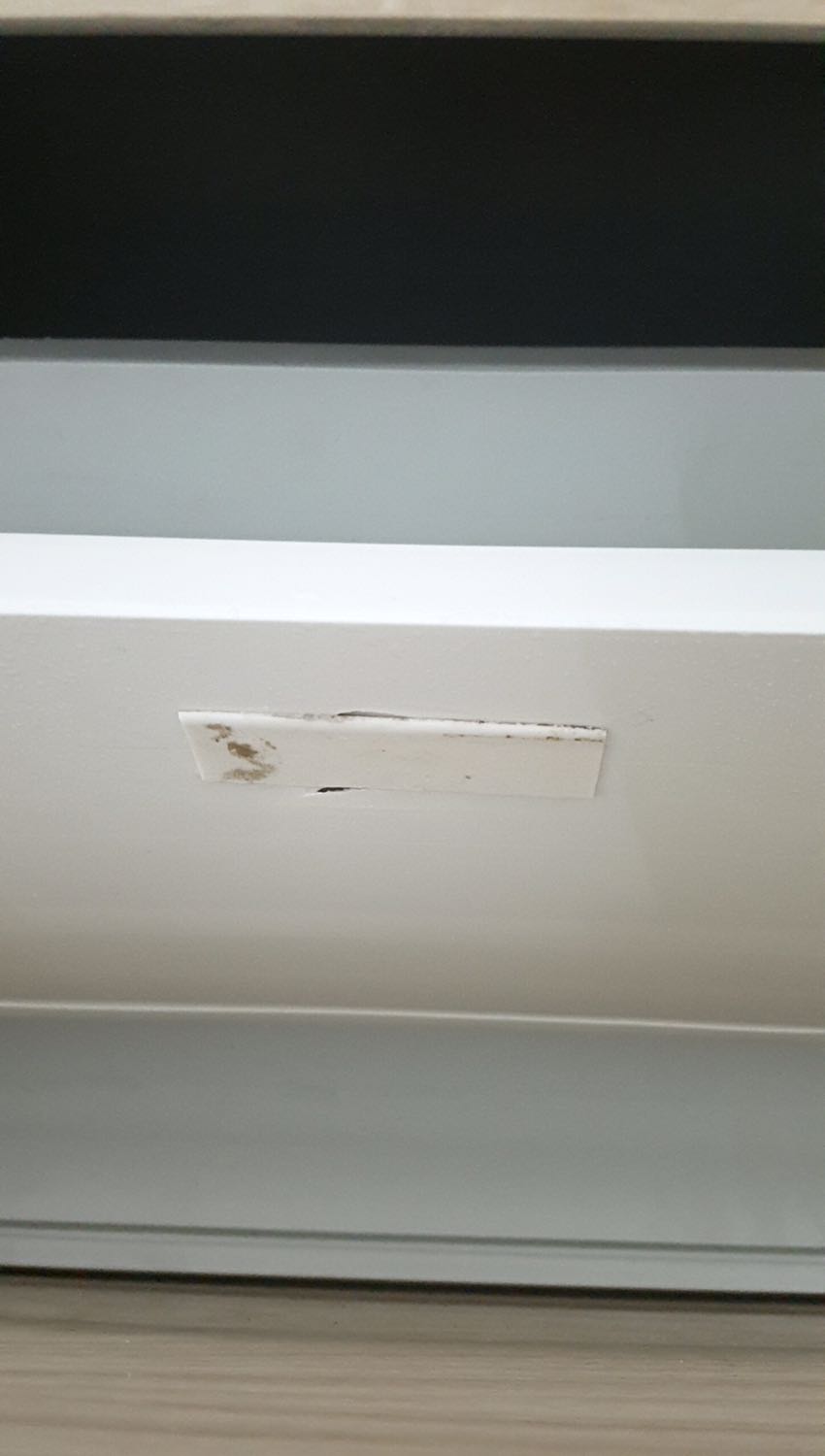 Bị lỗi rồi....
Vừa nhận tủ đã bị như vầy...
Đề nghị Tiki cho người đến xem và thay thế. 
Cám ơn